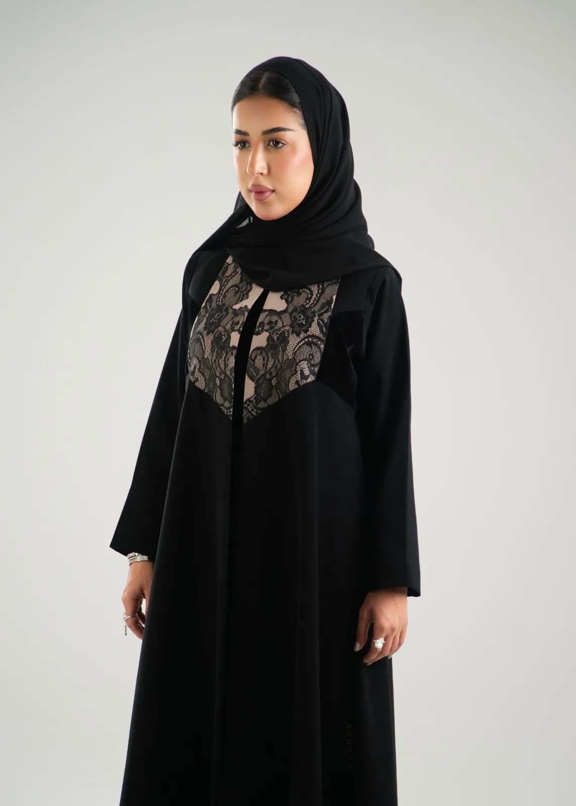 عباية سادة بتصميم ثنائي اللون مع دانتيل - 3