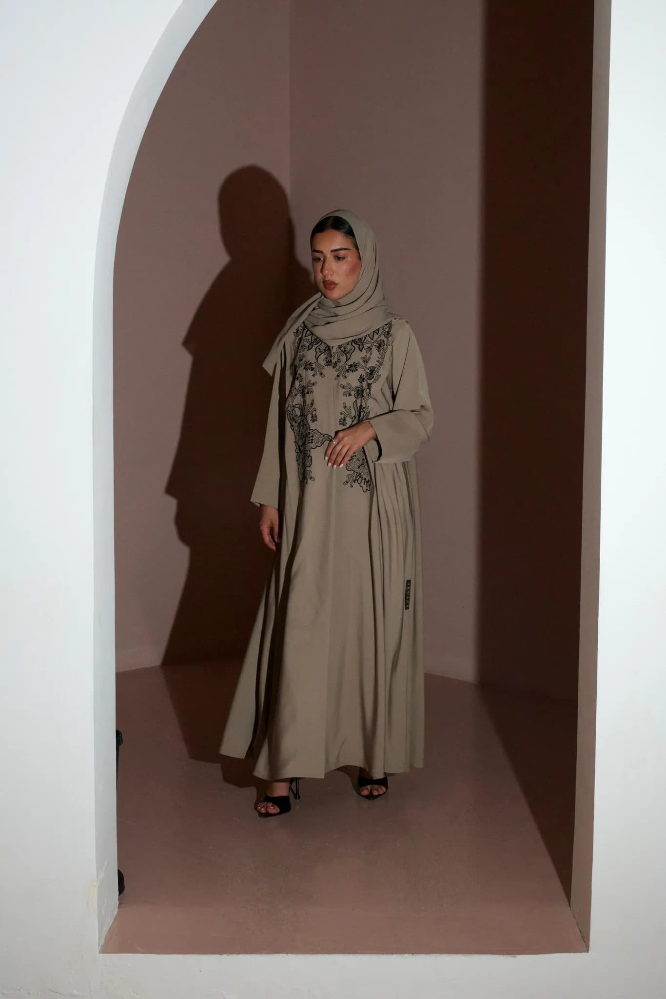 عباية ملونة مع تطريز اسود(T661)