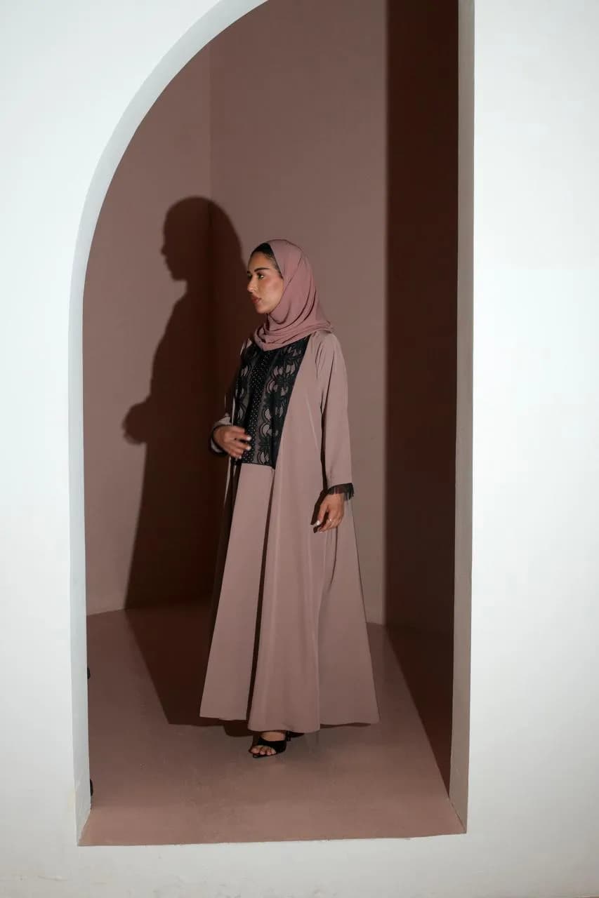 عباية بلون الوردي مع إضافة دانتيل (M660)