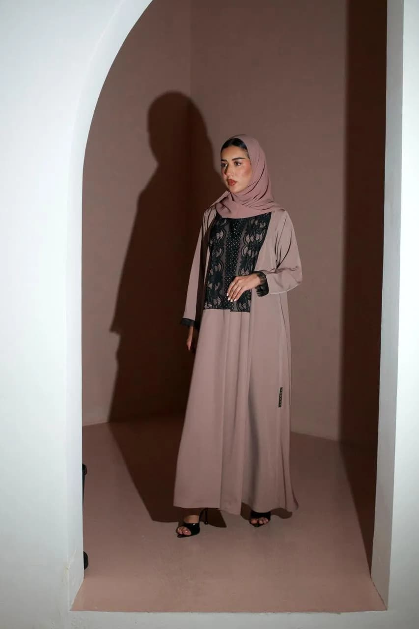 عباية بلون الوردي مع إضافة دانتيل (M660) - 2