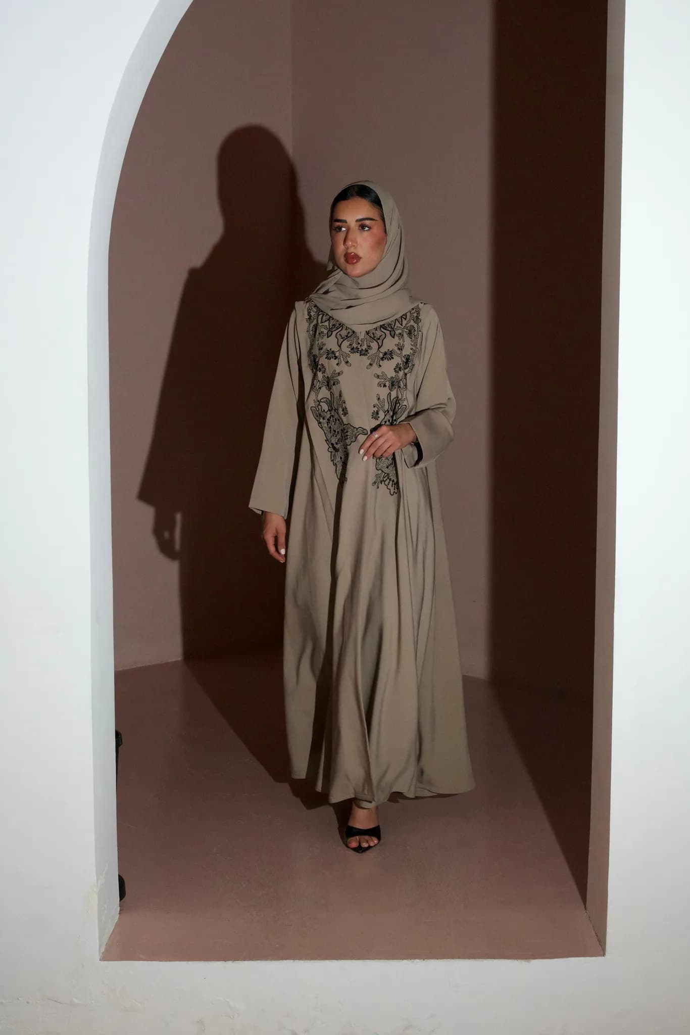 عباية ملونة مع تطريز اسود(T661) - 2