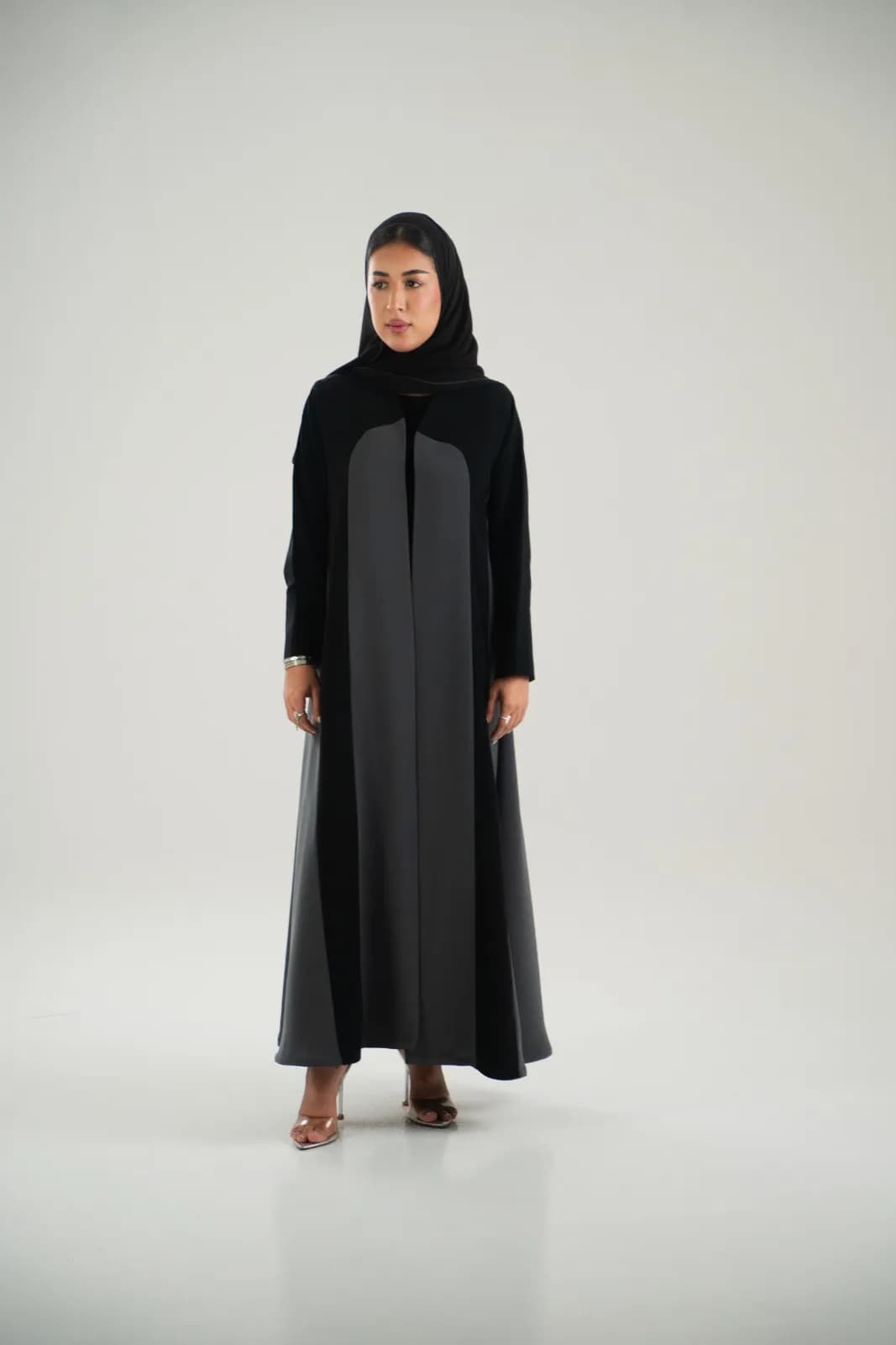 عباية سادة بتصميم ثنائي اللون