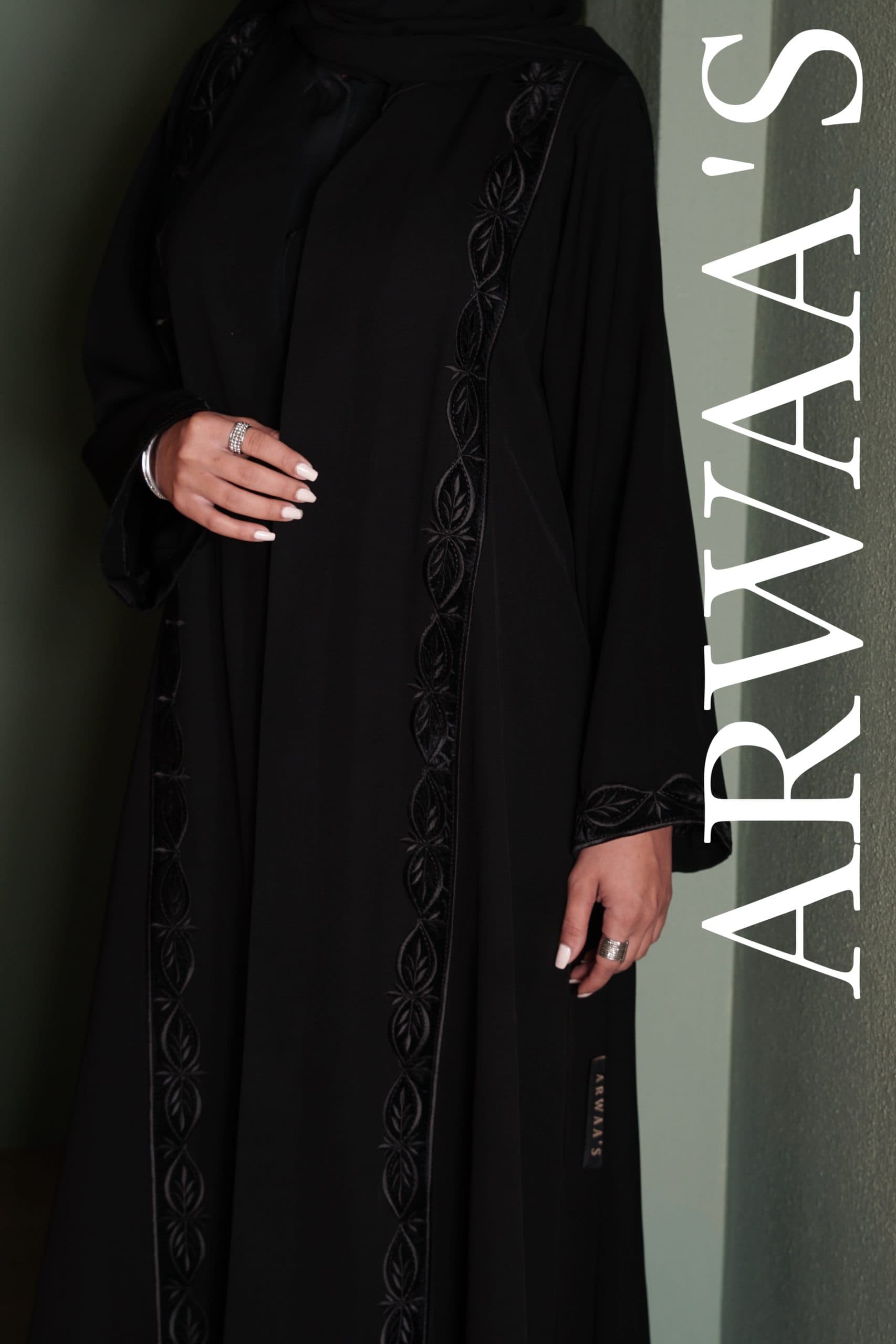 عباية تطريز مع إضافة مخمل