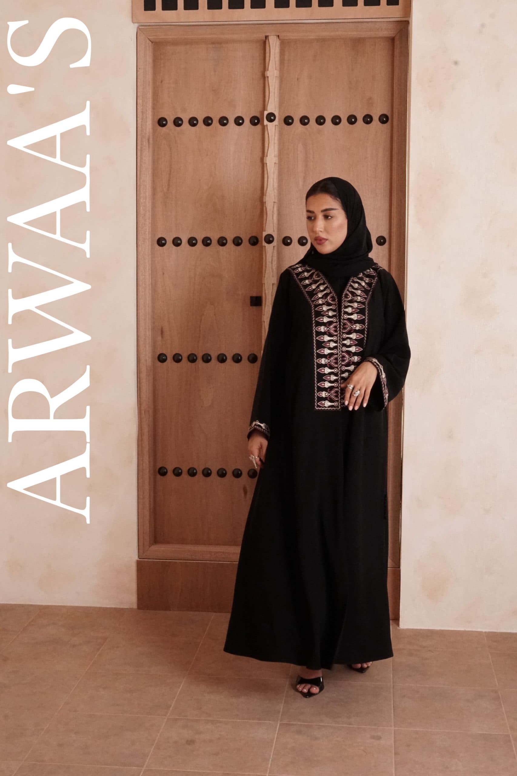 عباية تطريز برسوم المجوهرات العمانية