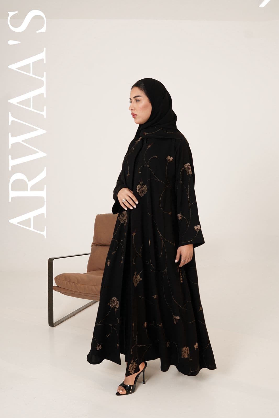 عباية مطرزة كامل بمعمل أرواز مع شيلة تطريز