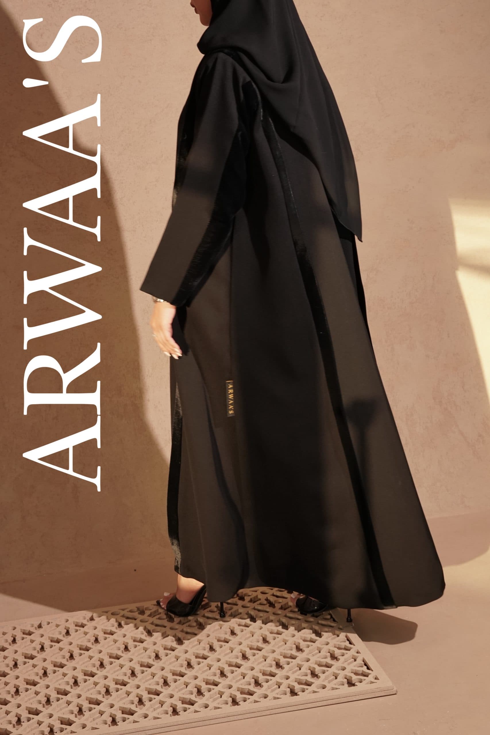 عباية بقصة رسمية مع إضافة مخمل باللون الأسود