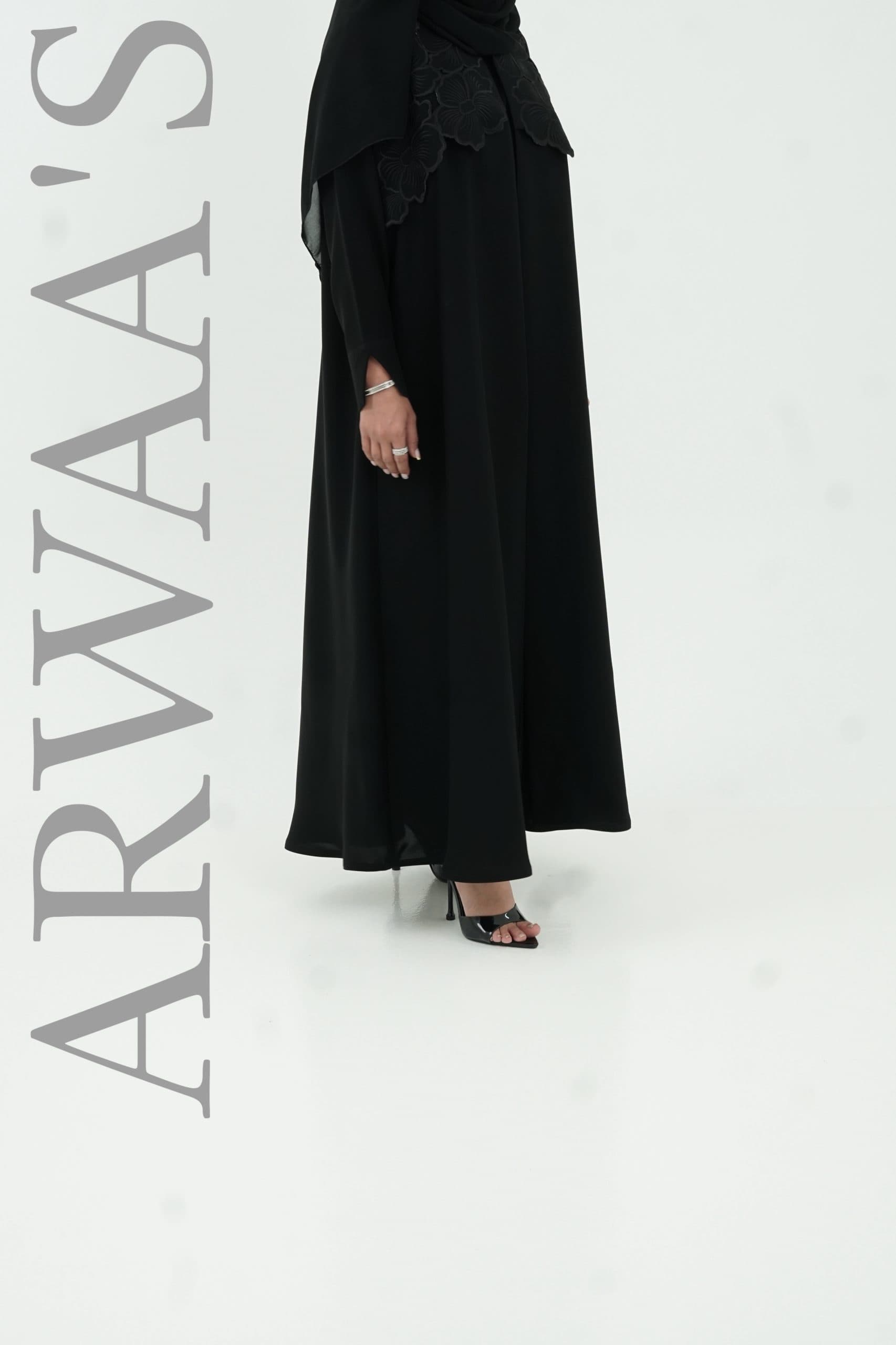 عباية تطريز حفر بلون لاسود