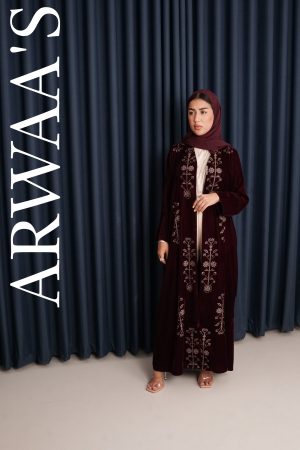 25EAA25A-A95A-43EF-B366-439F25579DEB عباية مخمل مطرزة بطابع فلسطيني بلون الأحمر الغامق
