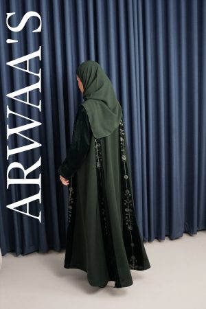 62EDE101-D226-4032-9145-CF28B1D35844 عباية مطرزة بطابع فلسطيني مع إضافة مخمل