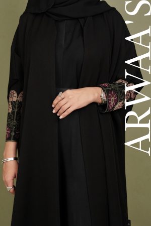 E526F2BF-127E-4309-86DD-9273C3122932 عباية تطريز بطابع فلسطيني بقصة قطرية