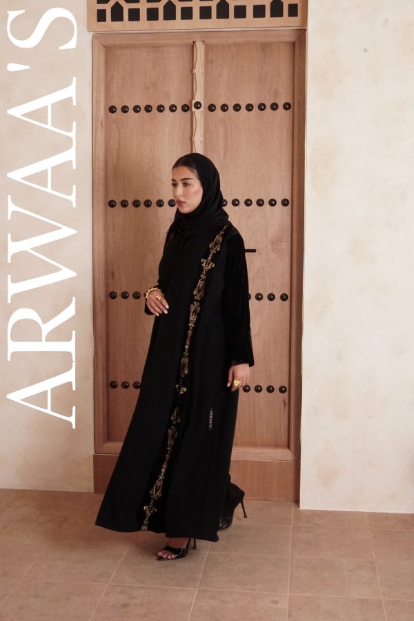 عباية مخمل مطرزة بسلاسل المجوهرات العمانية