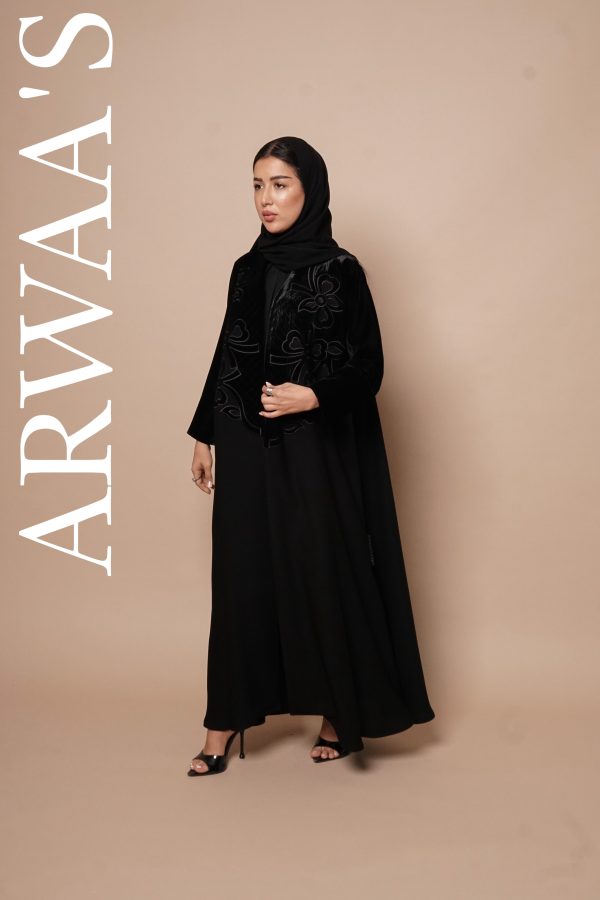 عباية تطريز مع إضافة مخمل