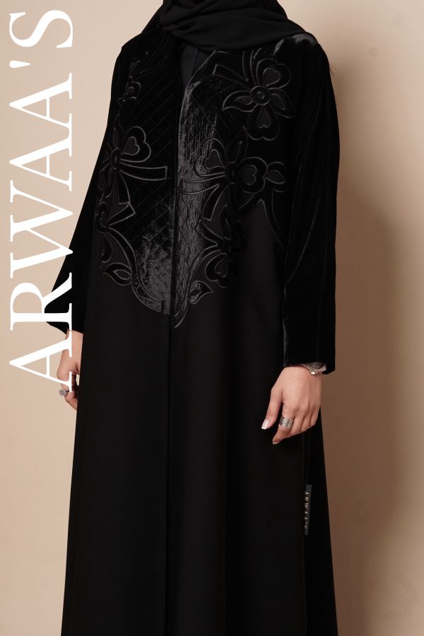 عباية تطريز مع إضافة مخمل