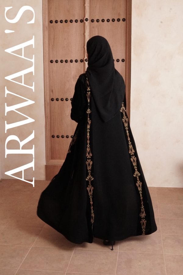 عباية مخمل مطرزة بسلاسل المجوهرات العمانية
